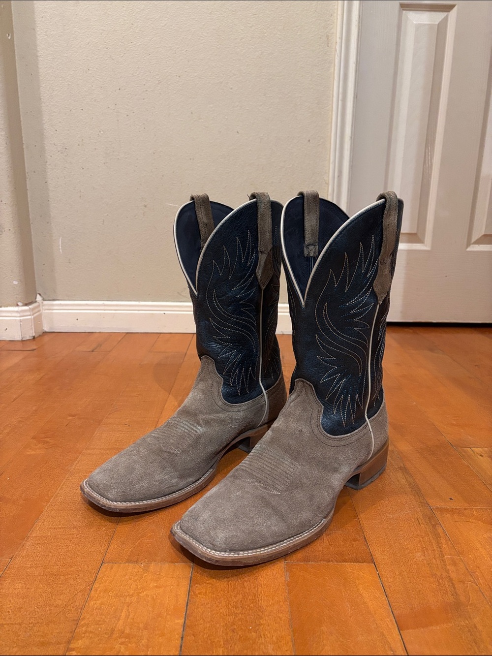 Ariat rough-out square toe cowboy boots